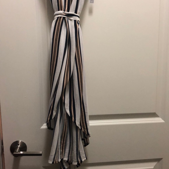 Sleeveless classic dress perfect work or wedding - Picture 2 of 2